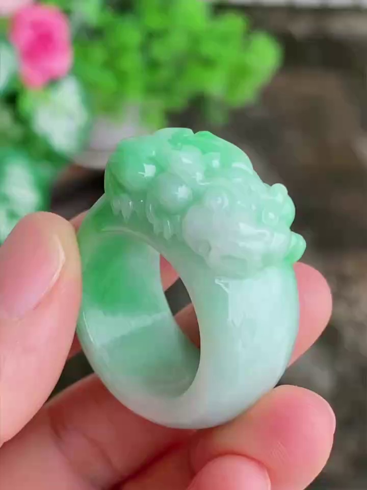 天然綠翡翠貔貅戒指 | 招財辟邪、特色男款玉戒 (附權威鑑定證書) 1 天然綠翡翠貔貅戒指 | 招財辟邪、特色男款玉戒 (附權威鑑定證書)