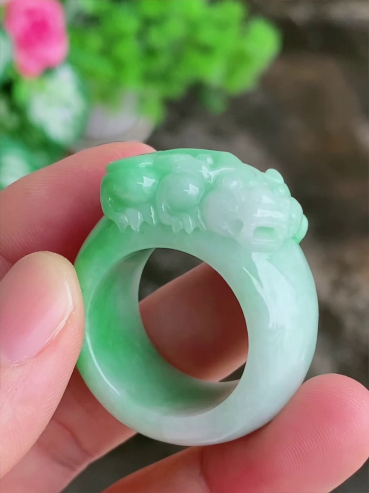 天然綠翡翠貔貅戒指 | 招財辟邪、特色男款玉戒 (附權威鑑定證書) 4 天然綠翡翠貔貅戒指 | 招財辟邪、特色男款玉戒 (附權威鑑定證書) - Image 4
