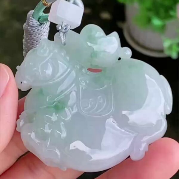【滿祿翡翠】唐風敦煌壁畫翡翠馬吊墜 | 馬上有錢、古典優美招財玉雕 (附權威鑑定證書)