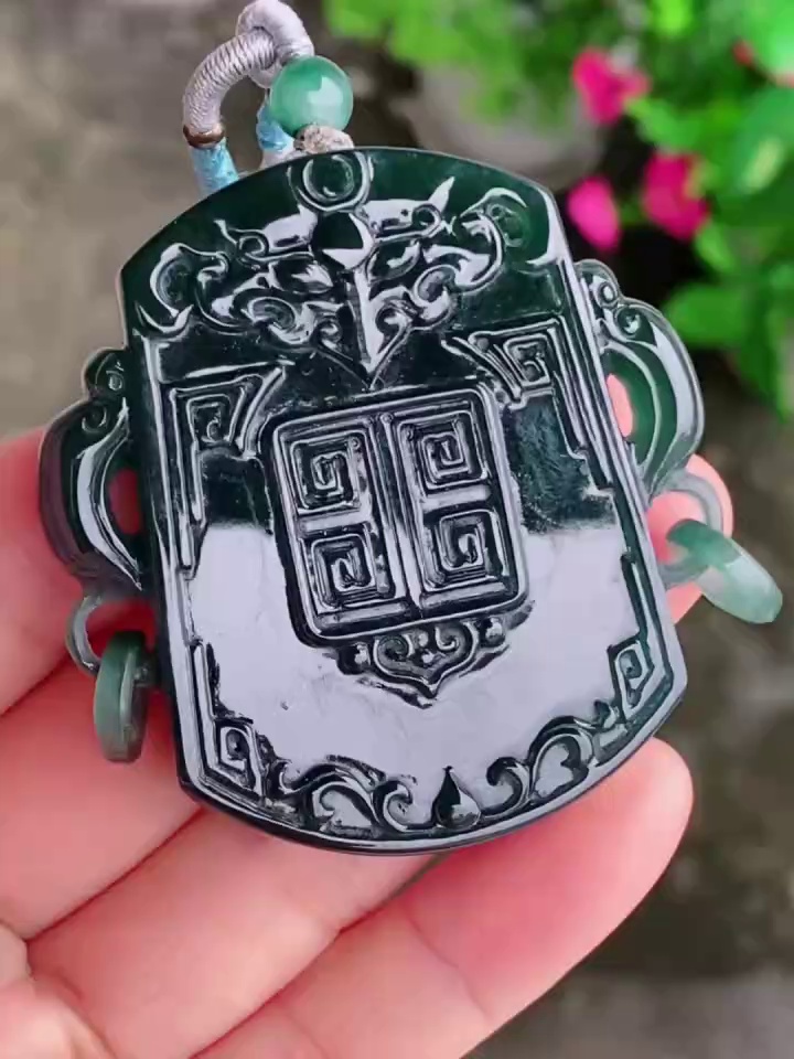 【仿古龍牌】危地馬拉翡翠藍水掛件 55.6mm|精雕鏈雕工藝 復古深沉|滿祿翡翠 1 【仿古龍牌】危地馬拉翡翠藍水掛件 55.6mm|精雕鏈雕工藝 復古深沉|滿祿翡翠