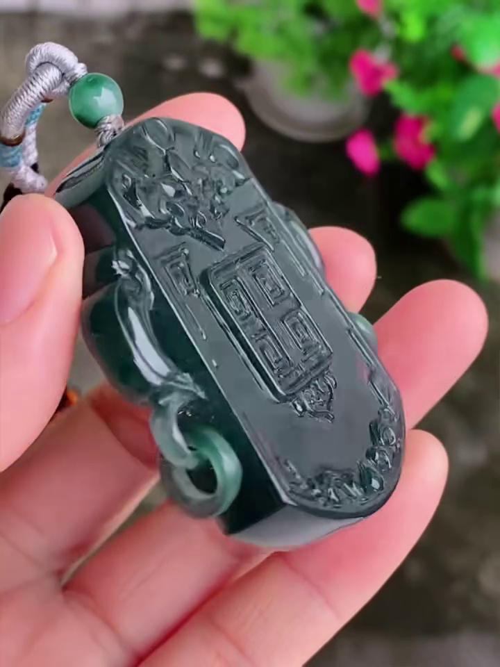 【仿古龍牌】危地馬拉翡翠藍水掛件 55.6mm|精雕鏈雕工藝 復古深沉|滿祿翡翠 4 【仿古龍牌】危地馬拉翡翠藍水掛件 55.6mm|精雕鏈雕工藝 復古深沉|滿祿翡翠 - Image 4
