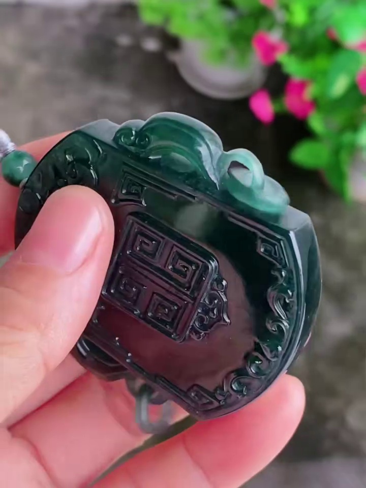 【仿古龍牌】危地馬拉翡翠藍水掛件 55.6mm|精雕鏈雕工藝 復古深沉|滿祿翡翠 5 【仿古龍牌】危地馬拉翡翠藍水掛件 55.6mm|精雕鏈雕工藝 復古深沉|滿祿翡翠 - Image 5
