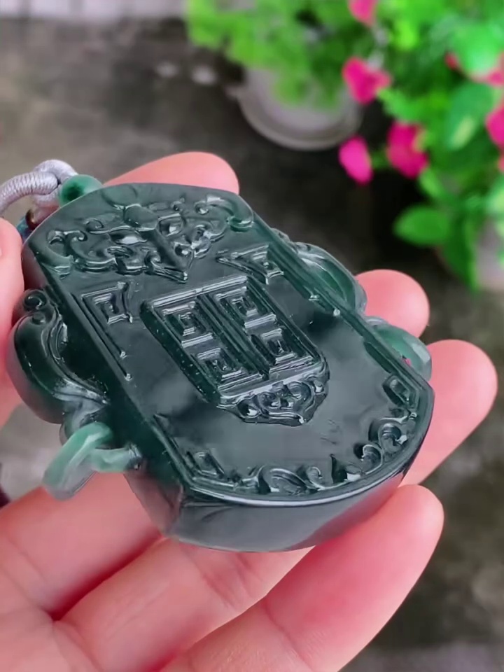 【仿古龍牌】危地馬拉翡翠藍水掛件 55.6mm|精雕鏈雕工藝 復古深沉|滿祿翡翠 8 【仿古龍牌】危地馬拉翡翠藍水掛件 55.6mm|精雕鏈雕工藝 復古深沉|滿祿翡翠 - Image 8