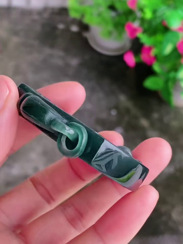 【仿古龍牌】危地馬拉翡翠藍水掛件 55.6mm|精雕鏈雕工藝 復古深沉|滿祿翡翠 9 【仿古龍牌】危地馬拉翡翠藍水掛件 55.6mm|精雕鏈雕工藝 復古深沉|滿祿翡翠 - Image 9