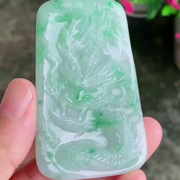 【龍牌】天然 A 貨翡翠飄花龍牌吊墜 63mm｜靈氣騰飛・氣勢非凡