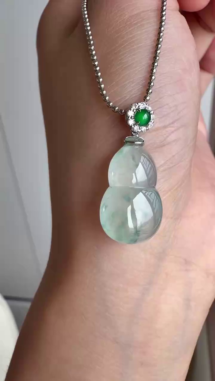 【葫蘆】18K 金鑽石豪華鑲嵌冰種翡翠葫蘆吊墜 |清透冰爽・福祿雙全・精工輕奢 8 【葫蘆】18K 金鑽石豪華鑲嵌冰種翡翠葫蘆吊墜 |清透冰爽・福祿雙全・精工輕奢 - Image 8