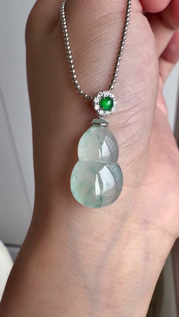 【葫蘆】18K 金鑽石豪華鑲嵌冰種翡翠葫蘆吊墜 |清透冰爽・福祿雙全・精工輕奢 1 【葫蘆】18K 金鑽石豪華鑲嵌冰種翡翠葫蘆吊墜 |清透冰爽・福祿雙全・精工輕奢