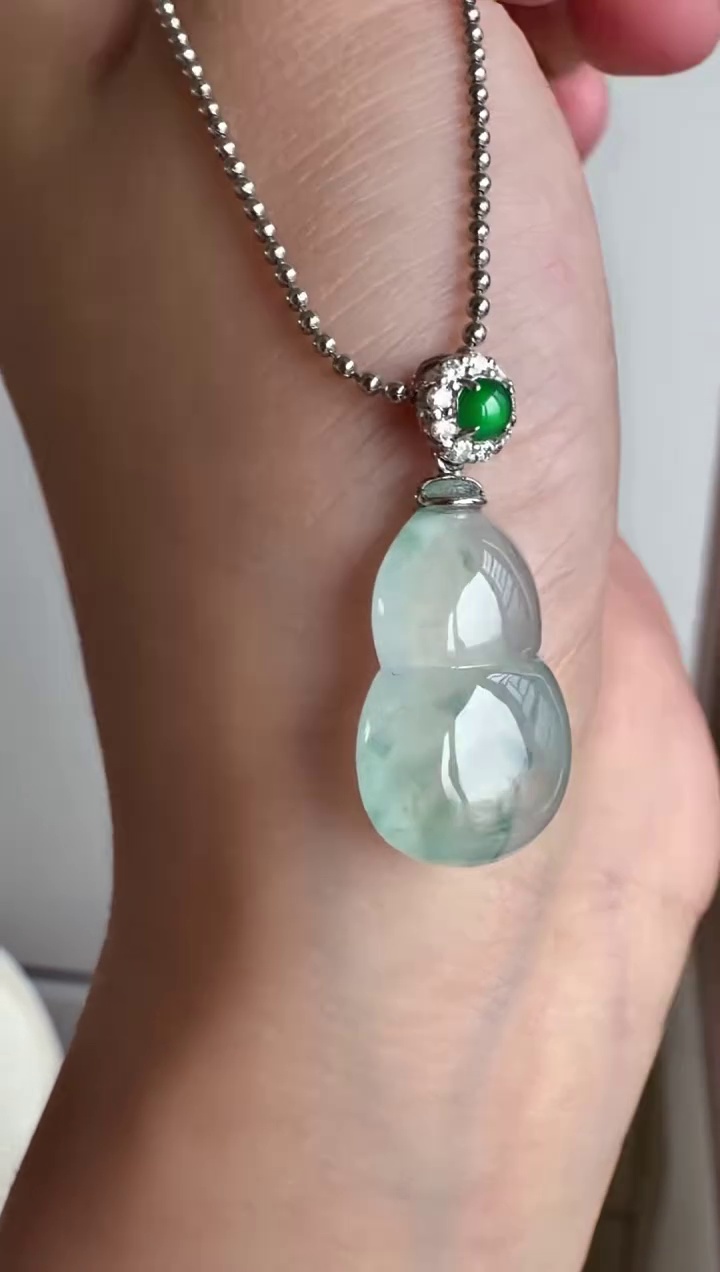 【葫蘆】18K 金鑽石豪華鑲嵌冰種翡翠葫蘆吊墜 |清透冰爽・福祿雙全・精工輕奢 2 【葫蘆】18K 金鑽石豪華鑲嵌冰種翡翠葫蘆吊墜 |清透冰爽・福祿雙全・精工輕奢 - Image 2