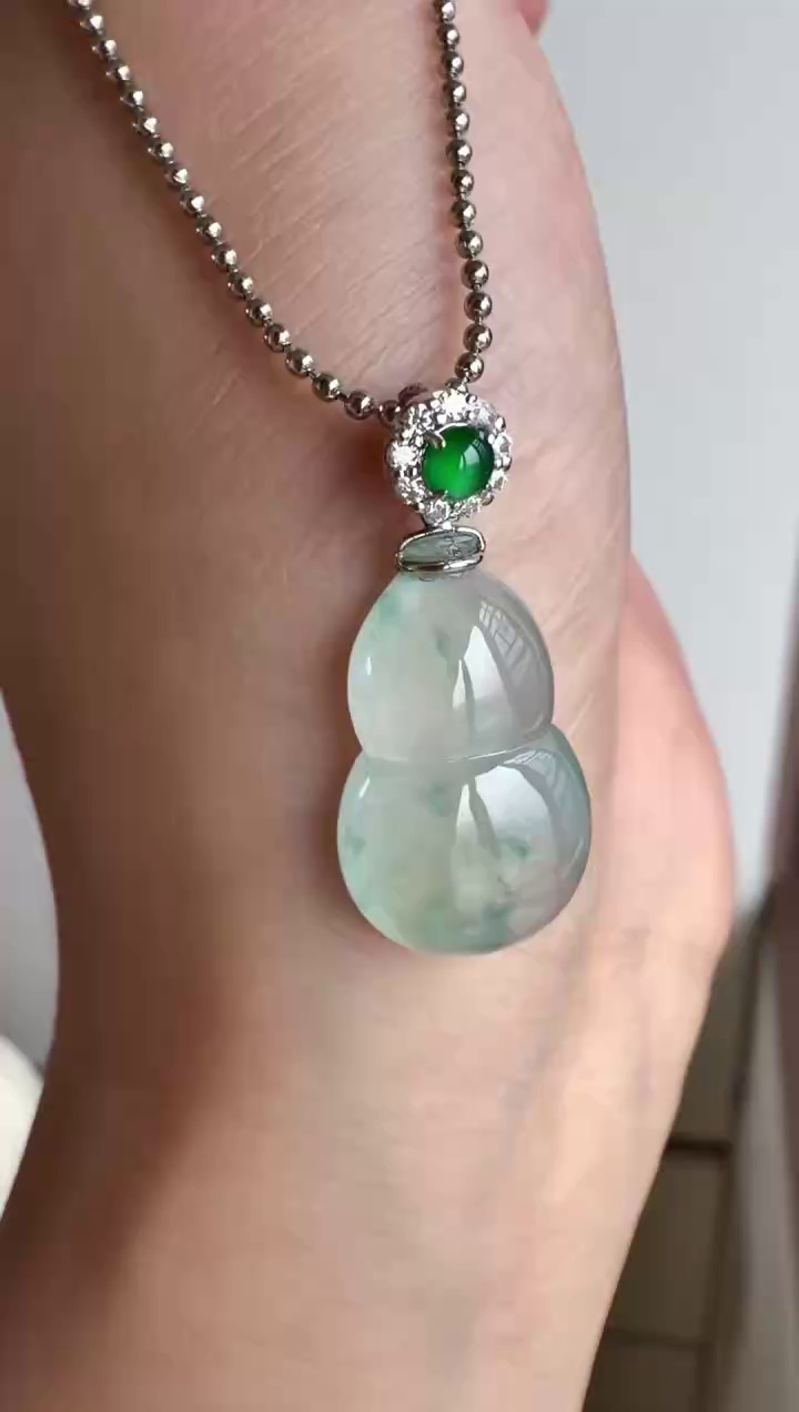 【葫蘆】18K 金鑽石豪華鑲嵌冰種翡翠葫蘆吊墜 |清透冰爽・福祿雙全・精工輕奢 3 【葫蘆】18K 金鑽石豪華鑲嵌冰種翡翠葫蘆吊墜 |清透冰爽・福祿雙全・精工輕奢 - Image 3