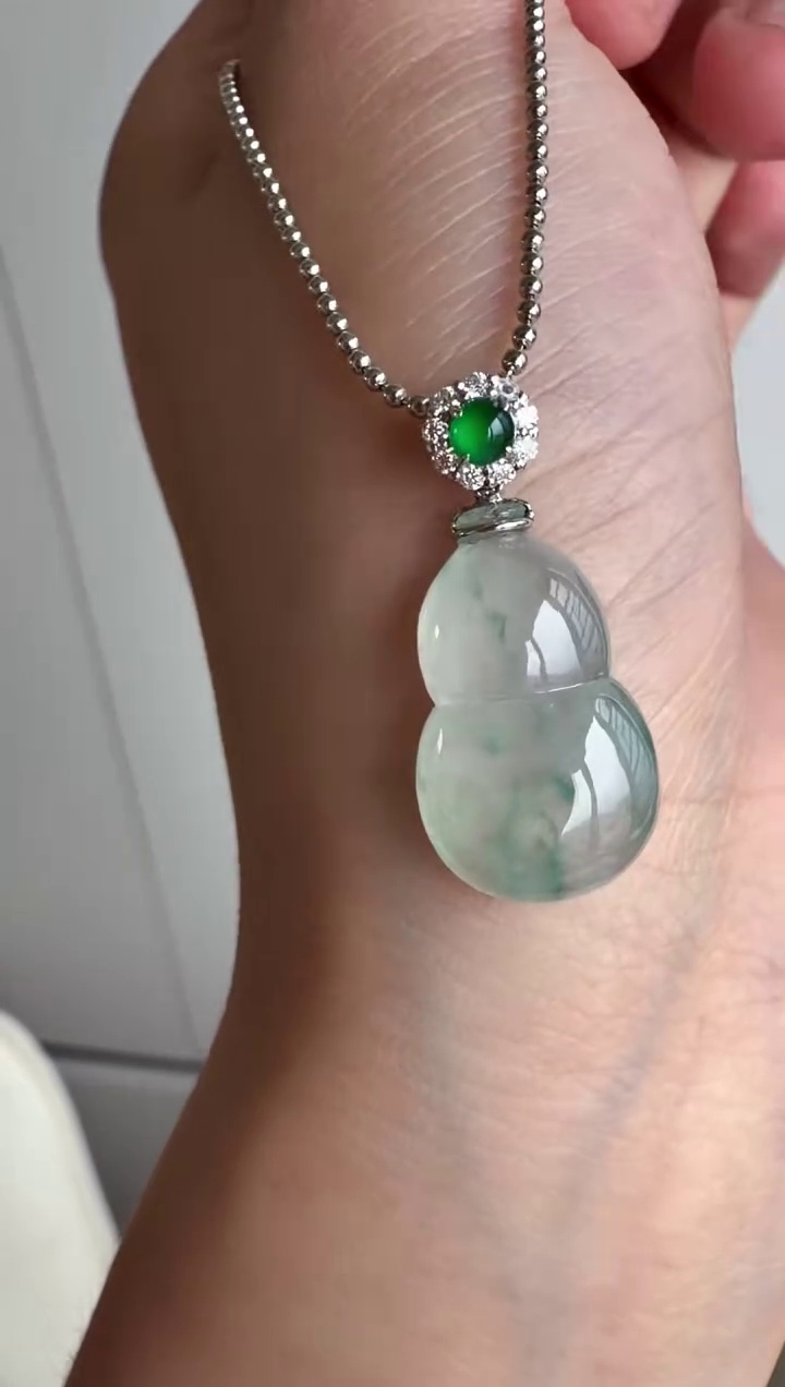 【葫蘆】18K 金鑽石豪華鑲嵌冰種翡翠葫蘆吊墜 |清透冰爽・福祿雙全・精工輕奢 5 【葫蘆】18K 金鑽石豪華鑲嵌冰種翡翠葫蘆吊墜 |清透冰爽・福祿雙全・精工輕奢 - Image 5