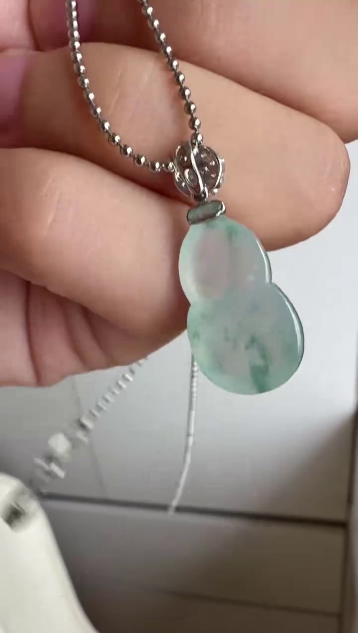 【葫蘆】18K 金鑽石豪華鑲嵌冰種翡翠葫蘆吊墜 |清透冰爽・福祿雙全・精工輕奢 6 【葫蘆】18K 金鑽石豪華鑲嵌冰種翡翠葫蘆吊墜 |清透冰爽・福祿雙全・精工輕奢 - Image 6