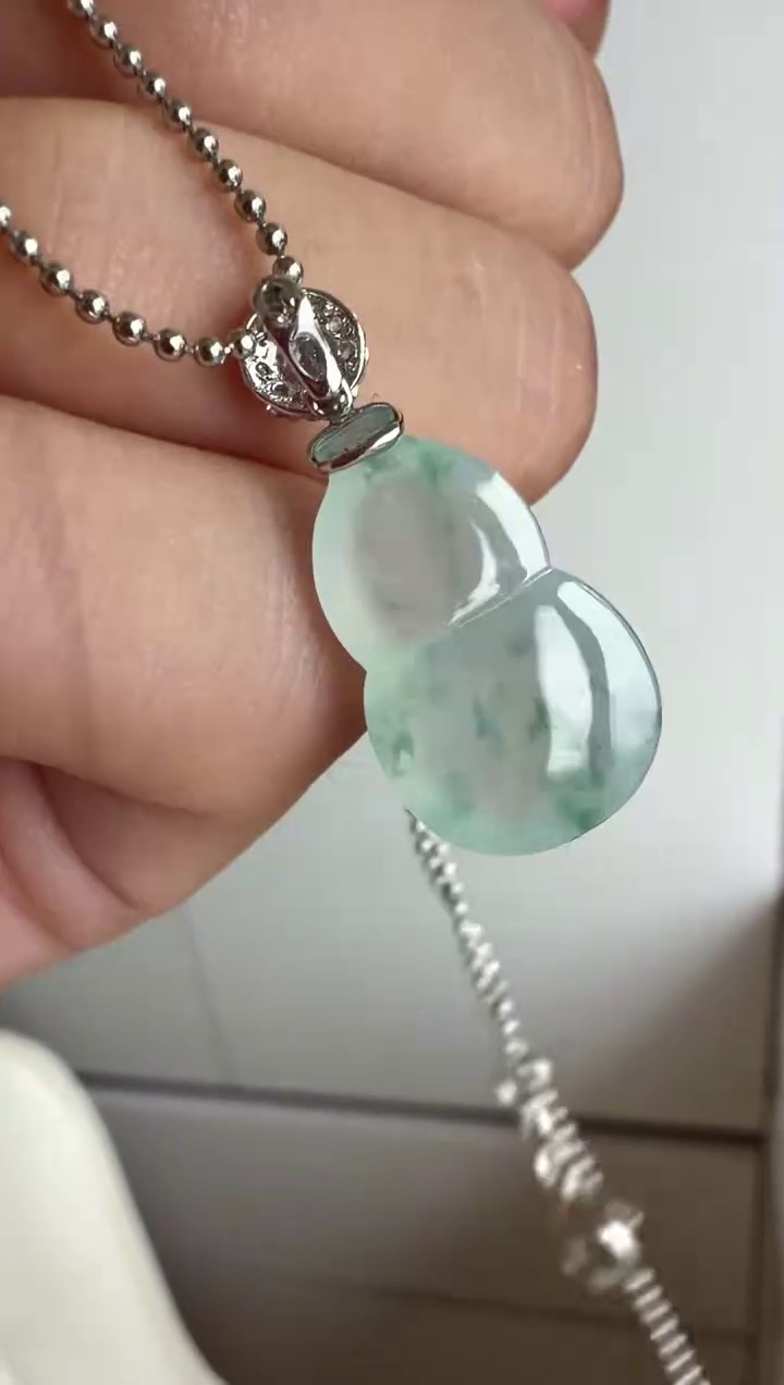 【葫蘆】18K 金鑽石豪華鑲嵌冰種翡翠葫蘆吊墜 |清透冰爽・福祿雙全・精工輕奢 7 【葫蘆】18K 金鑽石豪華鑲嵌冰種翡翠葫蘆吊墜 |清透冰爽・福祿雙全・精工輕奢 - Image 7