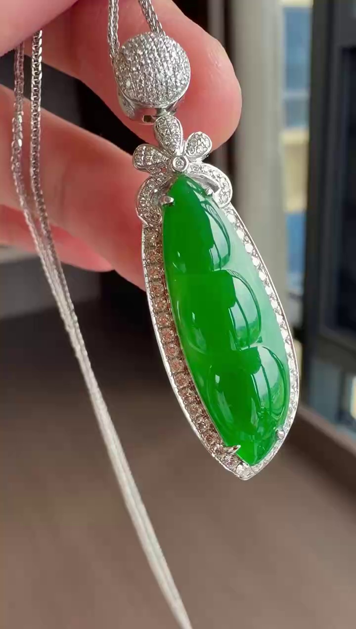 【福豆】18K 金鑽石豪華鑲嵌滿綠翡翠三顆豆吊墜 41mm|福壽三多・翠綠欲滴・高貴典雅 1 【福豆】18K 金鑽石豪華鑲嵌滿綠翡翠三顆豆吊墜 41mm|福壽三多・翠綠欲滴・高貴典雅