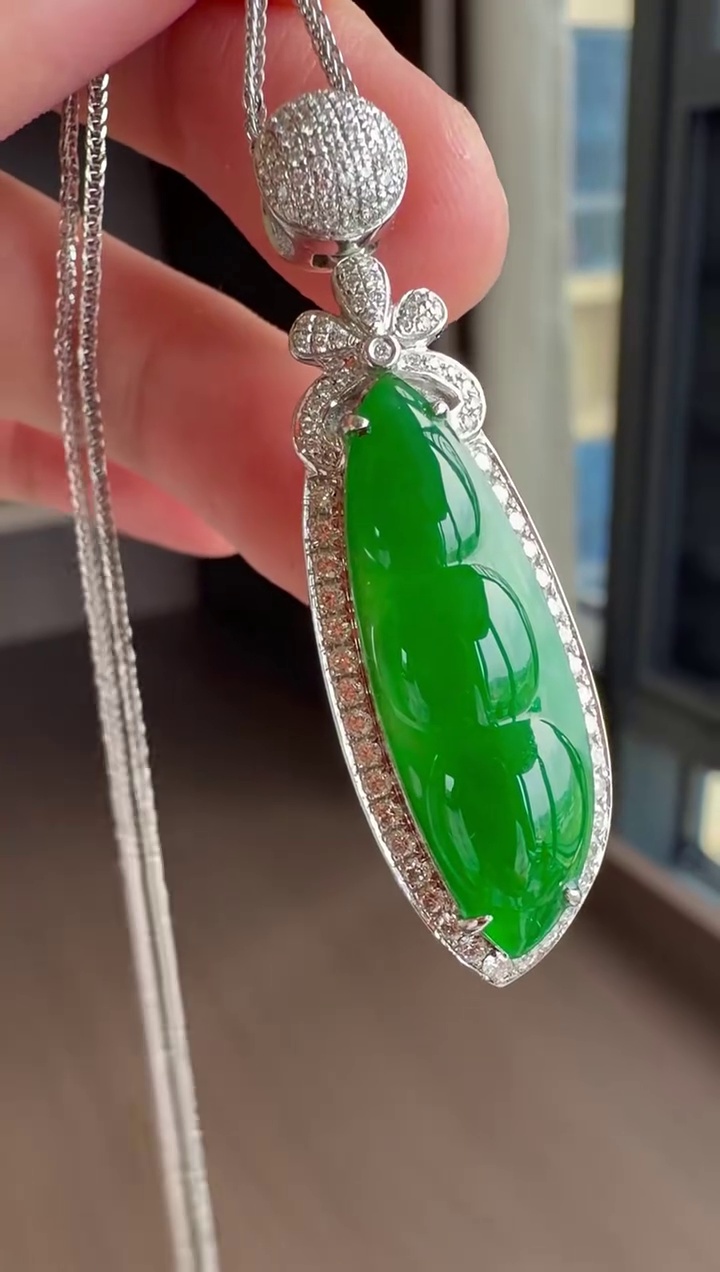 【福豆】18K 金鑽石豪華鑲嵌滿綠翡翠三顆豆吊墜 41mm|福壽三多・翠綠欲滴・高貴典雅 2 【福豆】18K 金鑽石豪華鑲嵌滿綠翡翠三顆豆吊墜 41mm|福壽三多・翠綠欲滴・高貴典雅 - Image 2