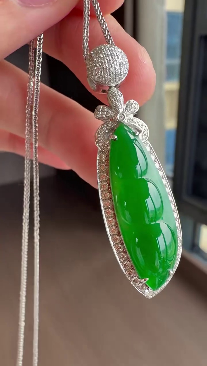 【福豆】18K 金鑽石豪華鑲嵌滿綠翡翠三顆豆吊墜 41mm|福壽三多・翠綠欲滴・高貴典雅 3 【福豆】18K 金鑽石豪華鑲嵌滿綠翡翠三顆豆吊墜 41mm|福壽三多・翠綠欲滴・高貴典雅 - Image 3