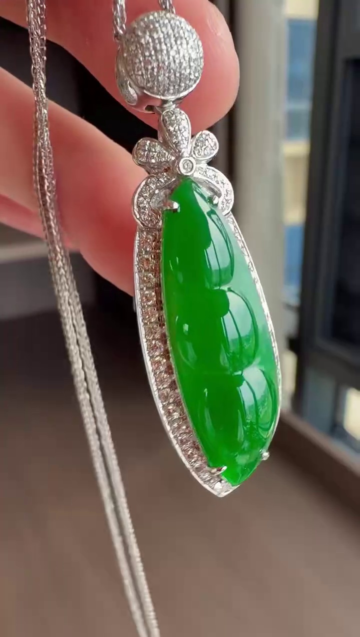 【福豆】18K 金鑽石豪華鑲嵌滿綠翡翠三顆豆吊墜 41mm|福壽三多・翠綠欲滴・高貴典雅 4 【福豆】18K 金鑽石豪華鑲嵌滿綠翡翠三顆豆吊墜 41mm|福壽三多・翠綠欲滴・高貴典雅 - Image 4
