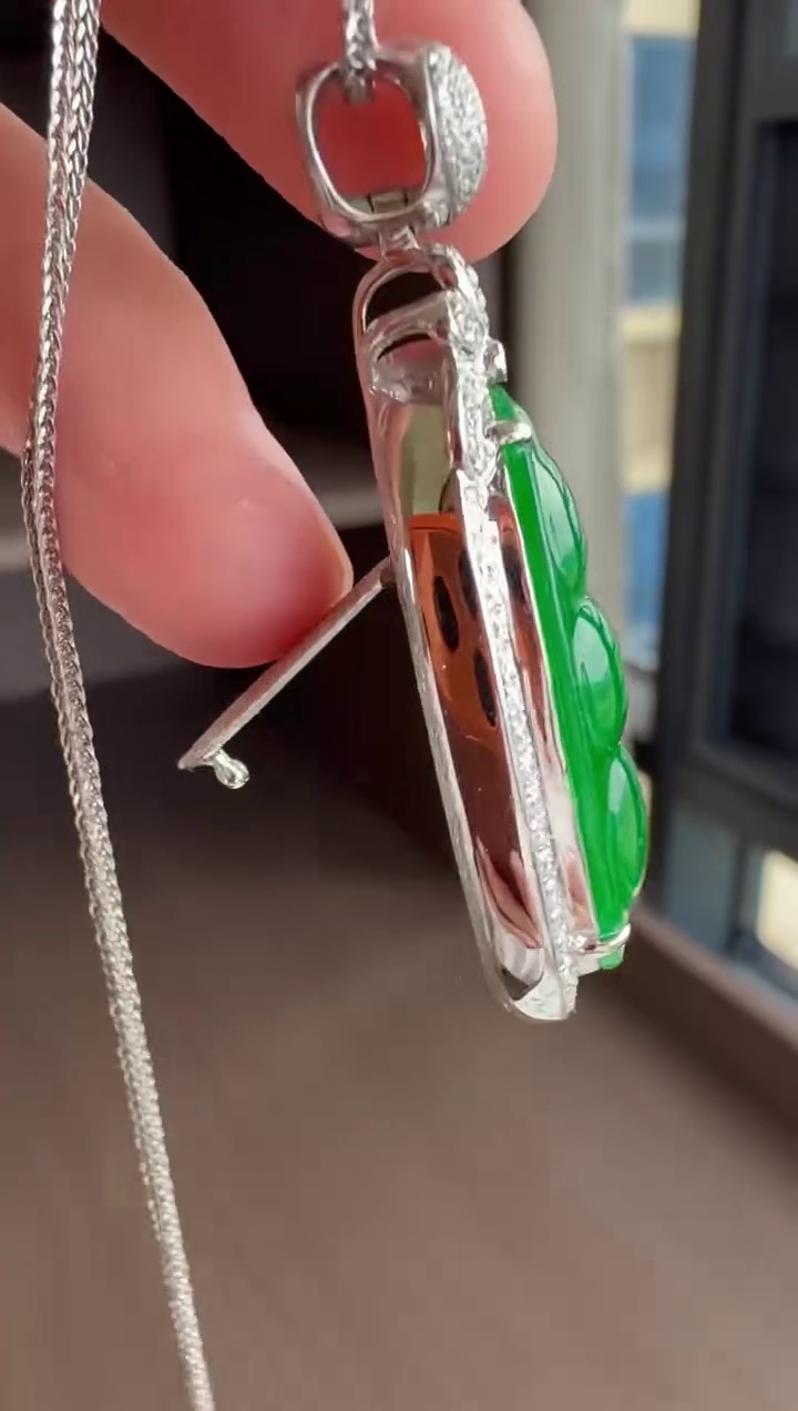 【福豆】18K 金鑽石豪華鑲嵌滿綠翡翠三顆豆吊墜 41mm|福壽三多・翠綠欲滴・高貴典雅 5 【福豆】18K 金鑽石豪華鑲嵌滿綠翡翠三顆豆吊墜 41mm|福壽三多・翠綠欲滴・高貴典雅 - Image 5