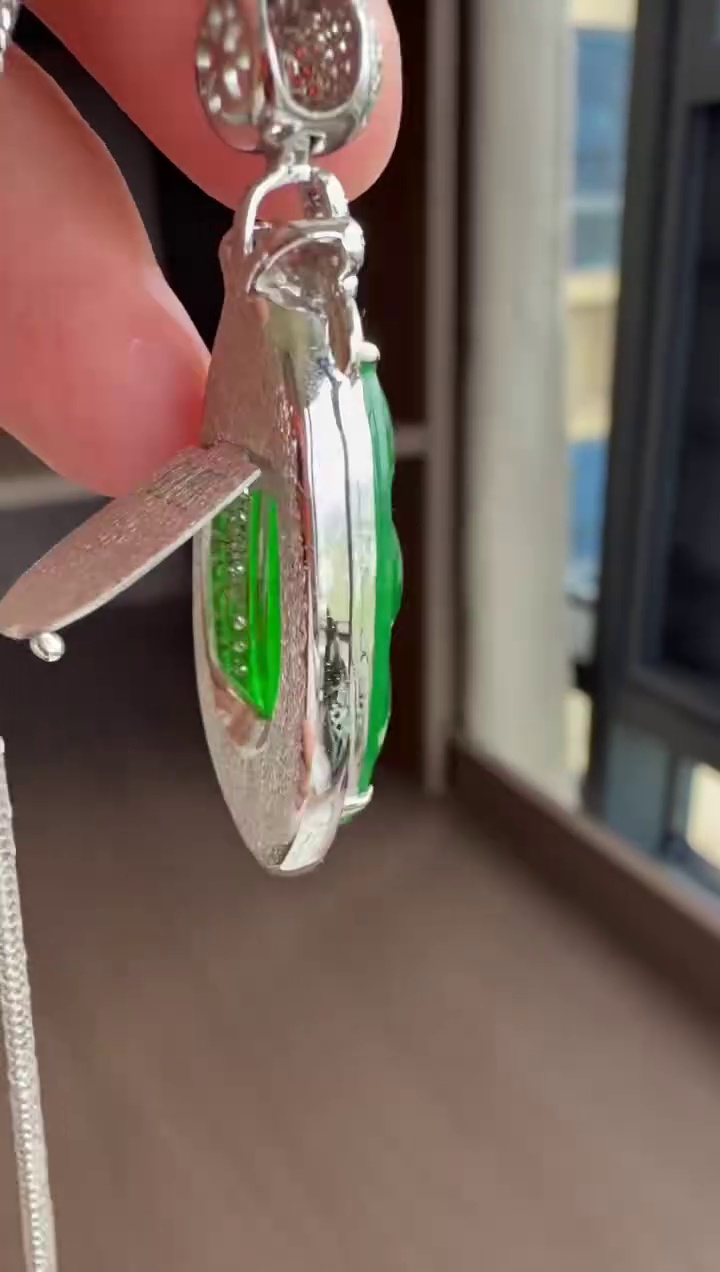【福豆】18K 金鑽石豪華鑲嵌滿綠翡翠三顆豆吊墜 41mm|福壽三多・翠綠欲滴・高貴典雅 6 【福豆】18K 金鑽石豪華鑲嵌滿綠翡翠三顆豆吊墜 41mm|福壽三多・翠綠欲滴・高貴典雅 - Image 6