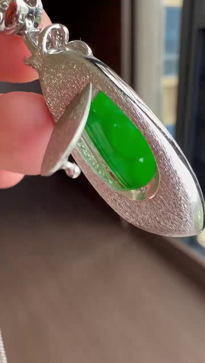 【福豆】18K 金鑽石豪華鑲嵌滿綠翡翠三顆豆吊墜 41mm|福壽三多・翠綠欲滴・高貴典雅 7 【福豆】18K 金鑽石豪華鑲嵌滿綠翡翠三顆豆吊墜 41mm|福壽三多・翠綠欲滴・高貴典雅 - Image 7