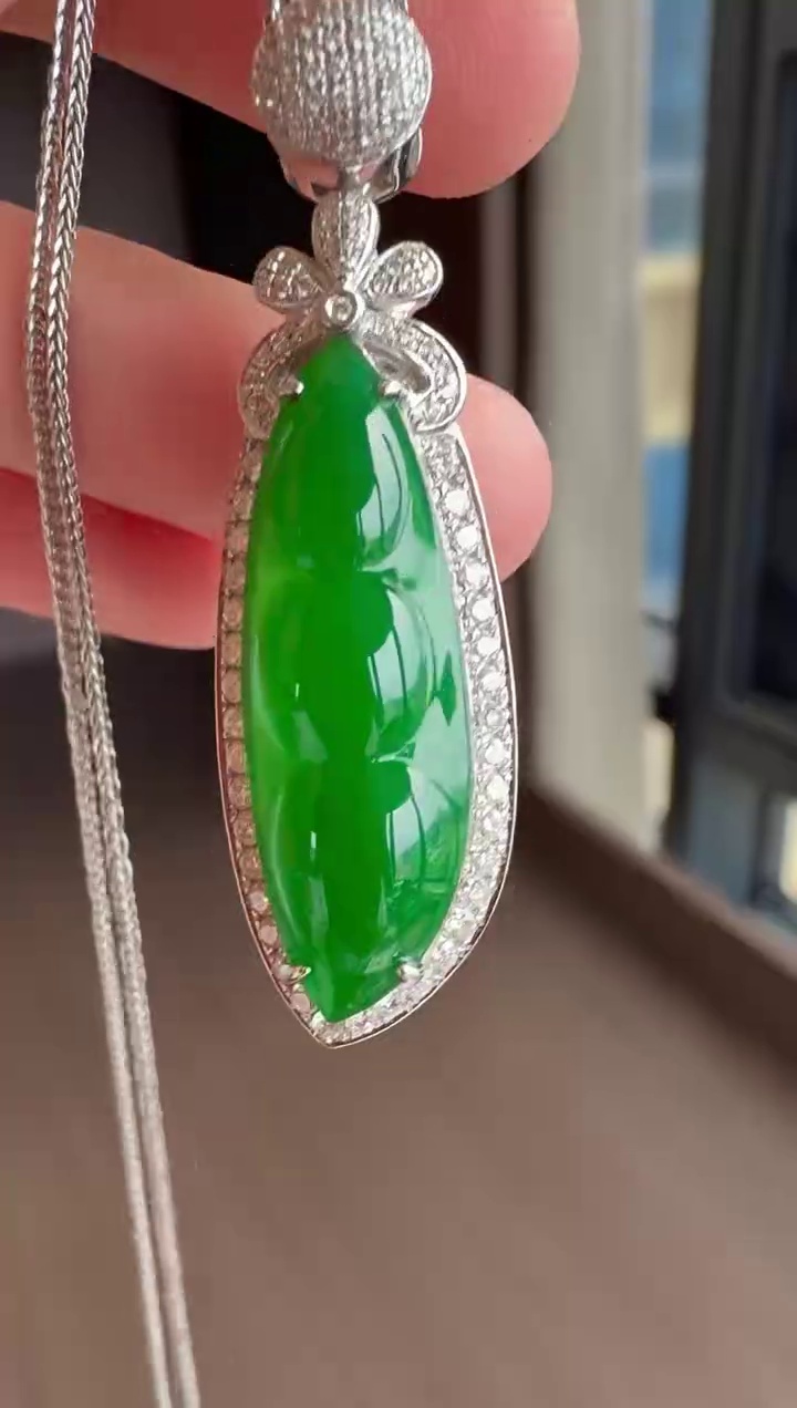 【福豆】18K 金鑽石豪華鑲嵌滿綠翡翠三顆豆吊墜 41mm|福壽三多・翠綠欲滴・高貴典雅 8 【福豆】18K 金鑽石豪華鑲嵌滿綠翡翠三顆豆吊墜 41mm|福壽三多・翠綠欲滴・高貴典雅 - Image 8