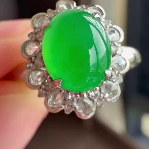 【戒指】18K 金鑽石豪華圍鑲滿綠翡翠蛋面戒指 7.8mm｜高貴奢華・翠綠耀眼・