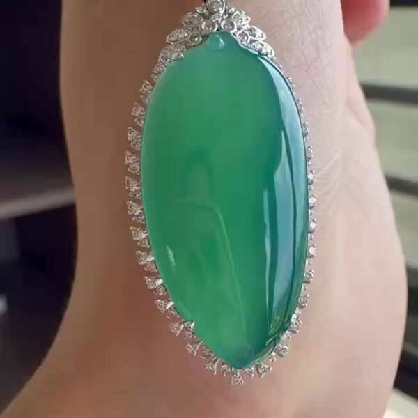 【福瓜】18K 金鑽石豪華鑲嵌藍綠底色翡翠福瓜吊墜 46mm｜福氣飽滿・溫潤清透・高貴典雅