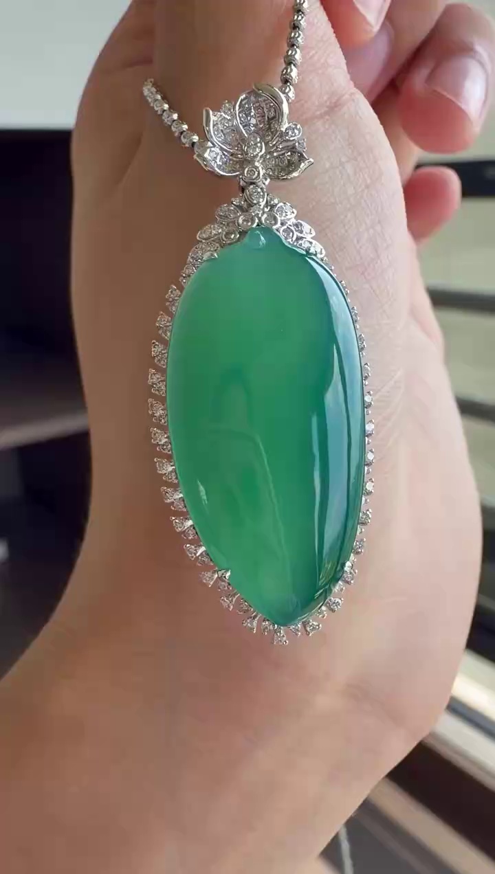 【福瓜】18K 金鑽石豪華鑲嵌藍綠底色翡翠福瓜吊墜 46mm|福氣飽滿・溫潤清透・高貴典雅 1 【福瓜】18K 金鑽石豪華鑲嵌藍綠底色翡翠福瓜吊墜 46mm|福氣飽滿・溫潤清透・高貴典雅