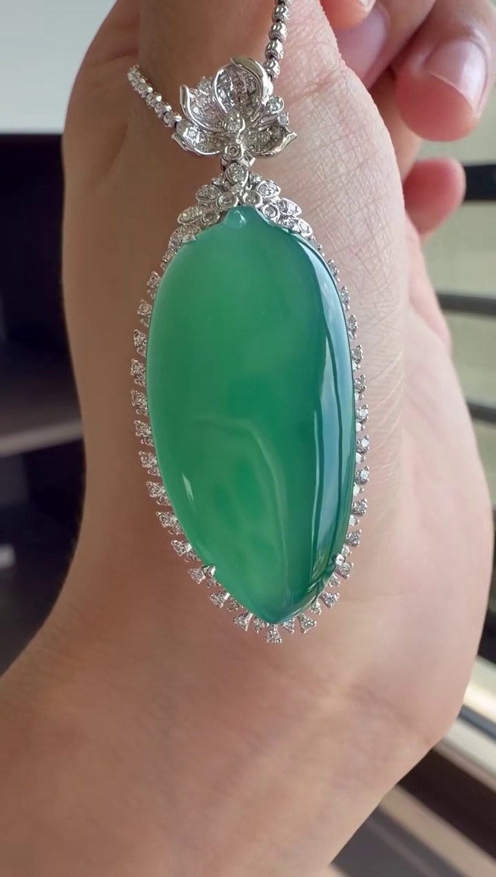 【福瓜】18K 金鑽石豪華鑲嵌藍綠底色翡翠福瓜吊墜 46mm|福氣飽滿・溫潤清透・高貴典雅 2 【福瓜】18K 金鑽石豪華鑲嵌藍綠底色翡翠福瓜吊墜 46mm|福氣飽滿・溫潤清透・高貴典雅 - Image 2