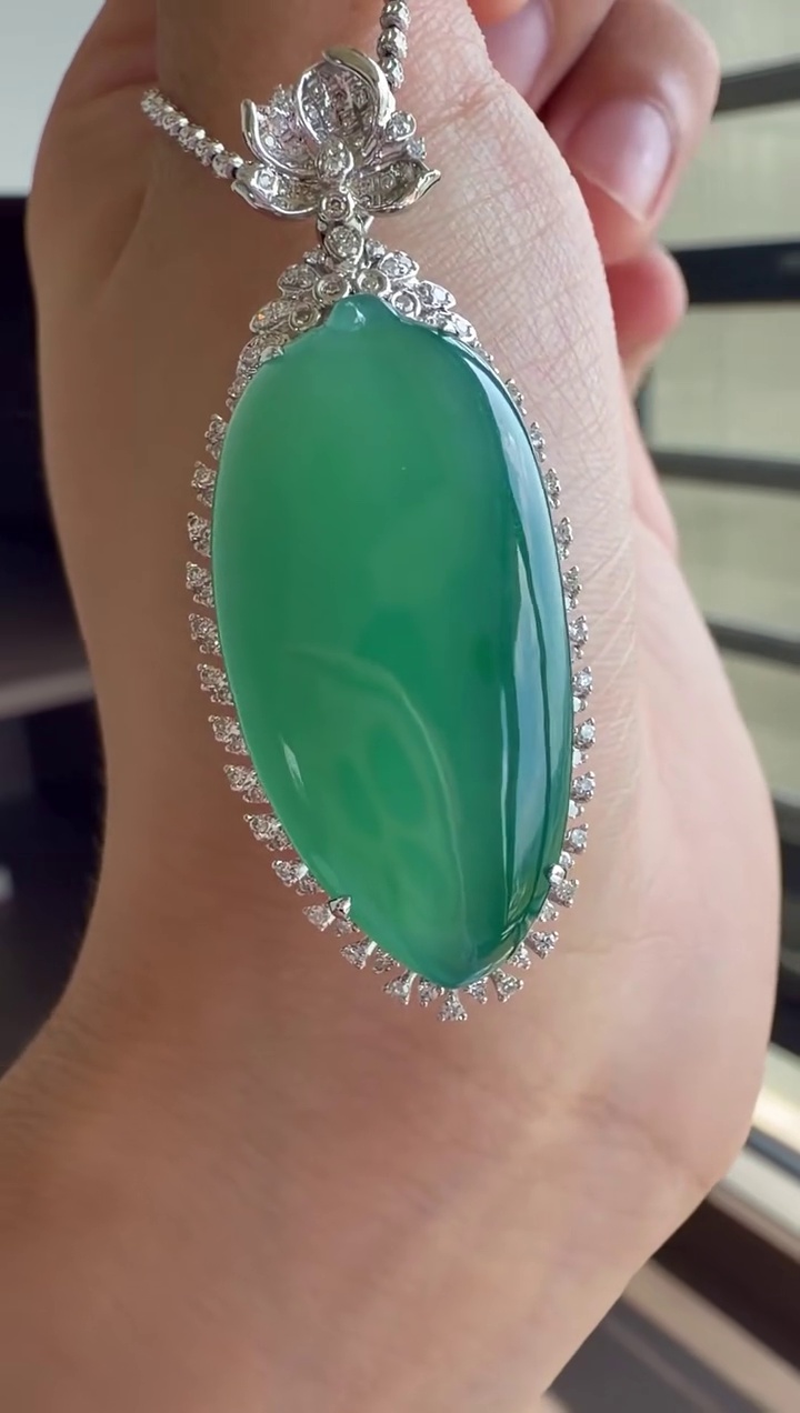 【福瓜】18K 金鑽石豪華鑲嵌藍綠底色翡翠福瓜吊墜 46mm|福氣飽滿・溫潤清透・高貴典雅 3 【福瓜】18K 金鑽石豪華鑲嵌藍綠底色翡翠福瓜吊墜 46mm|福氣飽滿・溫潤清透・高貴典雅 - Image 3
