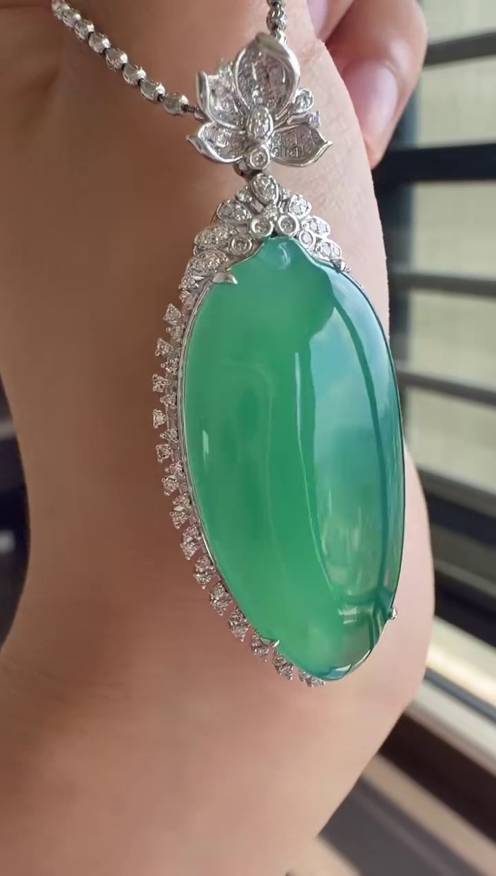 【福瓜】18K 金鑽石豪華鑲嵌藍綠底色翡翠福瓜吊墜 46mm|福氣飽滿・溫潤清透・高貴典雅 5 【福瓜】18K 金鑽石豪華鑲嵌藍綠底色翡翠福瓜吊墜 46mm|福氣飽滿・溫潤清透・高貴典雅 - Image 5