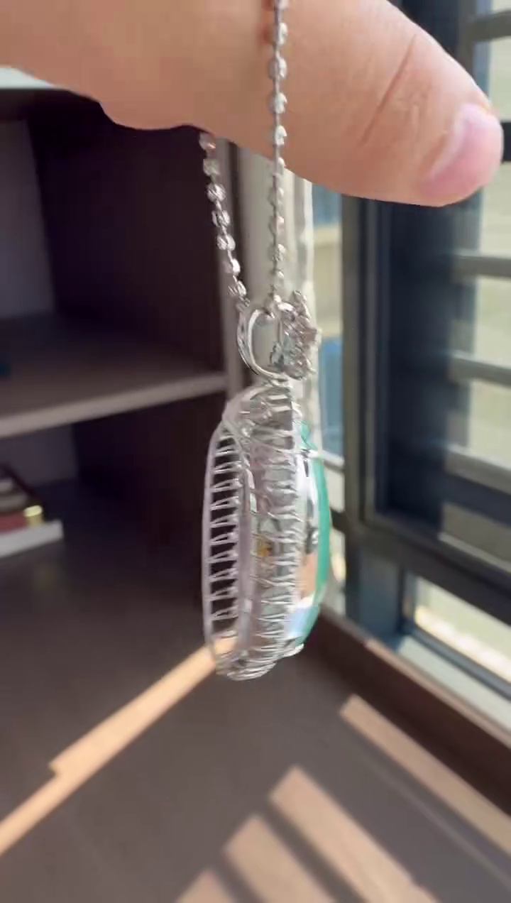 【福瓜】18K 金鑽石豪華鑲嵌藍綠底色翡翠福瓜吊墜 46mm|福氣飽滿・溫潤清透・高貴典雅 7 【福瓜】18K 金鑽石豪華鑲嵌藍綠底色翡翠福瓜吊墜 46mm|福氣飽滿・溫潤清透・高貴典雅 - Image 7