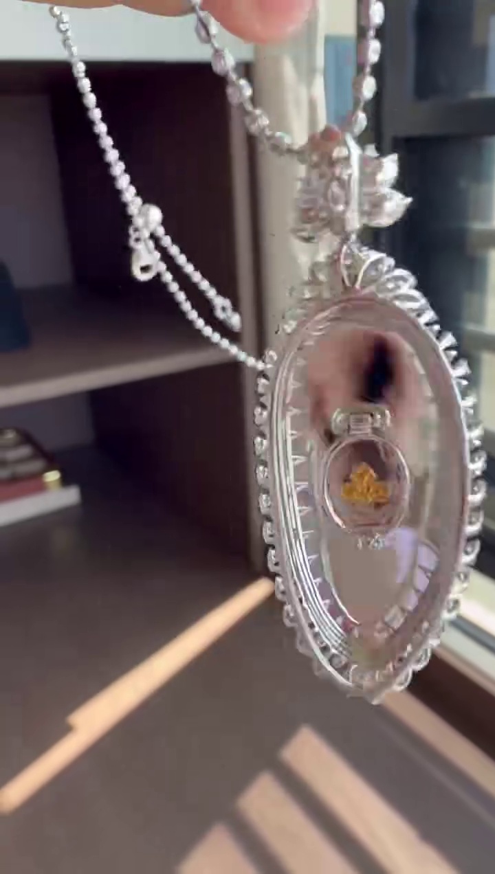 【福瓜】18K 金鑽石豪華鑲嵌藍綠底色翡翠福瓜吊墜 46mm|福氣飽滿・溫潤清透・高貴典雅 8 【福瓜】18K 金鑽石豪華鑲嵌藍綠底色翡翠福瓜吊墜 46mm|福氣飽滿・溫潤清透・高貴典雅 - Image 8
