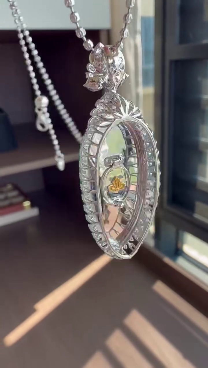 【福瓜】18K 金鑽石豪華鑲嵌藍綠底色翡翠福瓜吊墜 46mm|福氣飽滿・溫潤清透・高貴典雅 9 【福瓜】18K 金鑽石豪華鑲嵌藍綠底色翡翠福瓜吊墜 46mm|福氣飽滿・溫潤清透・高貴典雅 - Image 9