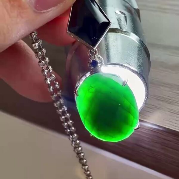 【墨翠】18K 冰種墨翠切割面厚裝吊墜｜一燈爆綠・黑度極佳・立體飽滿