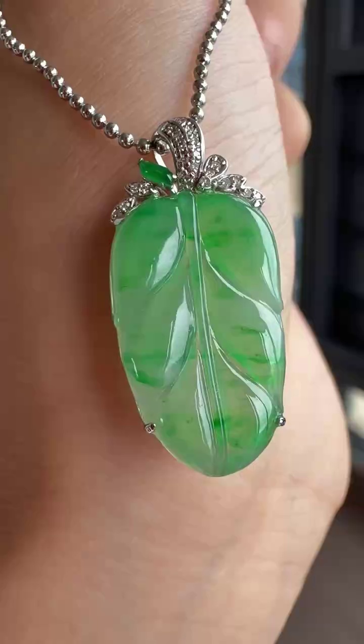 【葉子】18K 金鑽石豪華鑲嵌冰種飄綠花翡翠葉子吊墜 |枝繁葉茂・水頭十足・清新雅致 1 【葉子】18K 金鑽石豪華鑲嵌冰種飄綠花翡翠葉子吊墜 |枝繁葉茂・水頭十足・清新雅致