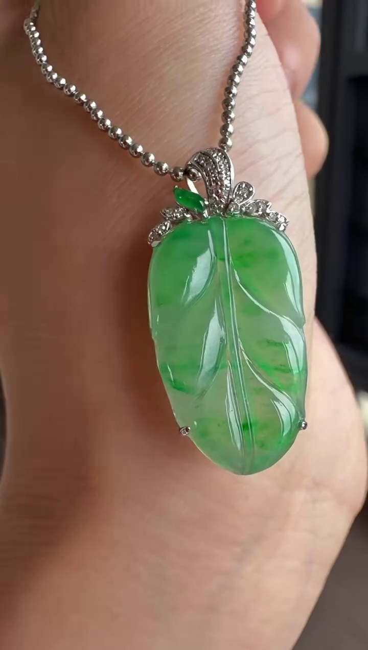 【葉子】18K 金鑽石豪華鑲嵌冰種飄綠花翡翠葉子吊墜 |枝繁葉茂・水頭十足・清新雅致 2 【葉子】18K 金鑽石豪華鑲嵌冰種飄綠花翡翠葉子吊墜 |枝繁葉茂・水頭十足・清新雅致 - Image 2
