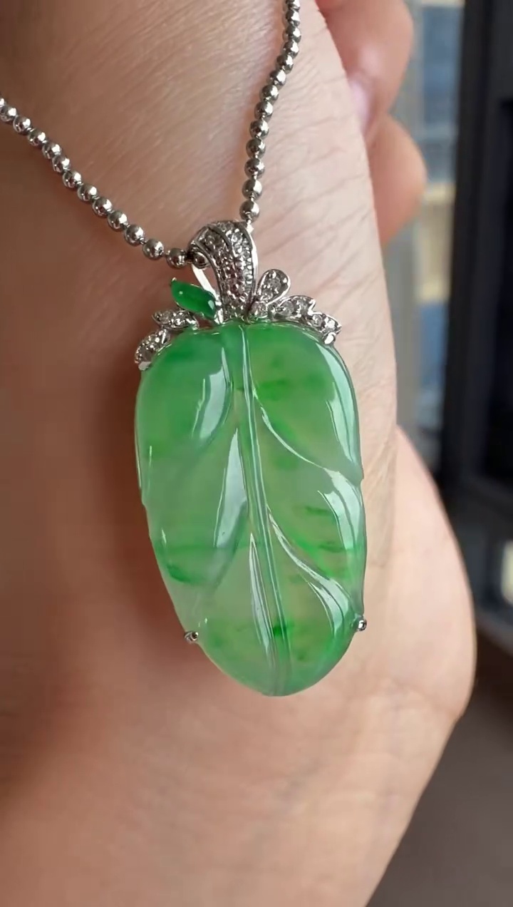 【葉子】18K 金鑽石豪華鑲嵌冰種飄綠花翡翠葉子吊墜 |枝繁葉茂・水頭十足・清新雅致 3 【葉子】18K 金鑽石豪華鑲嵌冰種飄綠花翡翠葉子吊墜 |枝繁葉茂・水頭十足・清新雅致 - Image 3