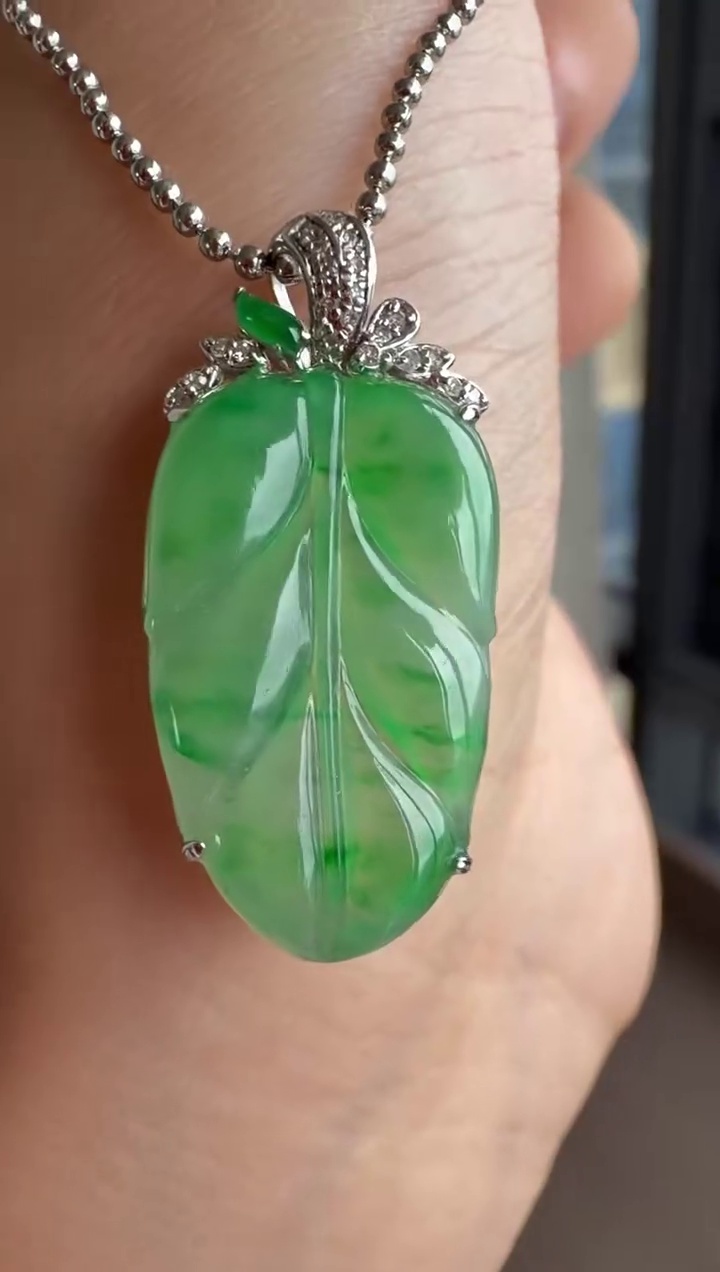 【葉子】18K 金鑽石豪華鑲嵌冰種飄綠花翡翠葉子吊墜 |枝繁葉茂・水頭十足・清新雅致 4 【葉子】18K 金鑽石豪華鑲嵌冰種飄綠花翡翠葉子吊墜 |枝繁葉茂・水頭十足・清新雅致 - Image 4
