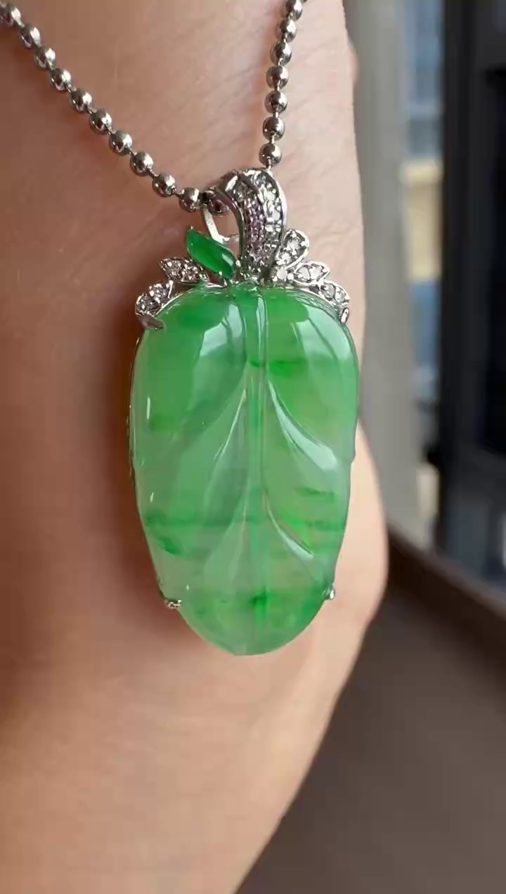 【葉子】18K 金鑽石豪華鑲嵌冰種飄綠花翡翠葉子吊墜 |枝繁葉茂・水頭十足・清新雅致 6 【葉子】18K 金鑽石豪華鑲嵌冰種飄綠花翡翠葉子吊墜 |枝繁葉茂・水頭十足・清新雅致 - Image 6