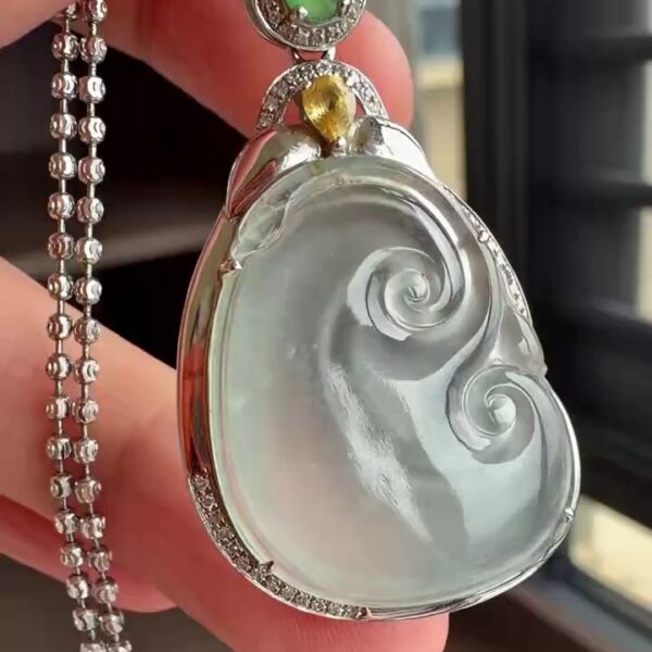 【如意】18K 金鑽石豪華鑲嵌冰種翡翠如意吊墜 39mm｜冰透清爽・事事如意・輕奢優雅