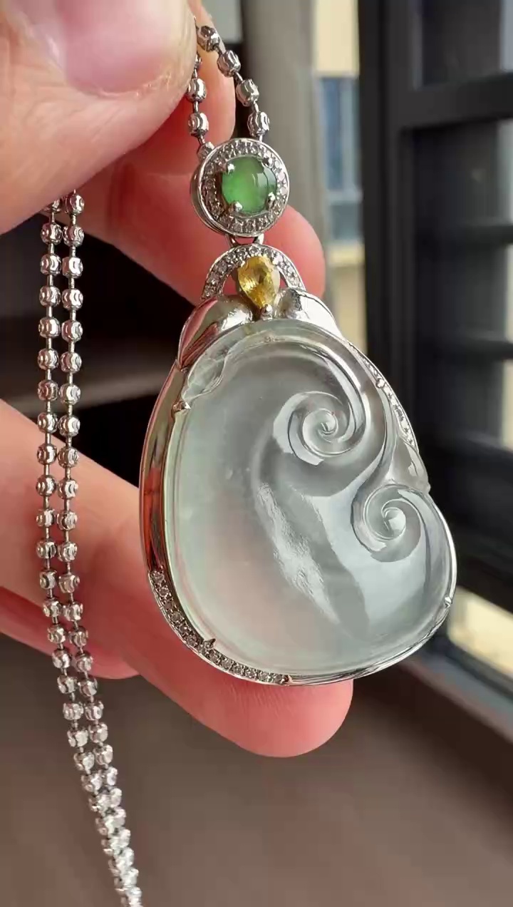 【如意】18K 金鑽石豪華鑲嵌冰種翡翠如意吊墜 39mm|冰透清爽・事事如意・輕奢優雅 1 【如意】18K 金鑽石豪華鑲嵌冰種翡翠如意吊墜 39mm|冰透清爽・事事如意・輕奢優雅