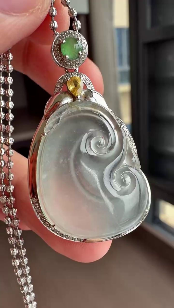 【如意】18K 金鑽石豪華鑲嵌冰種翡翠如意吊墜 39mm|冰透清爽・事事如意・輕奢優雅 4 【如意】18K 金鑽石豪華鑲嵌冰種翡翠如意吊墜 39mm|冰透清爽・事事如意・輕奢優雅 - Image 4