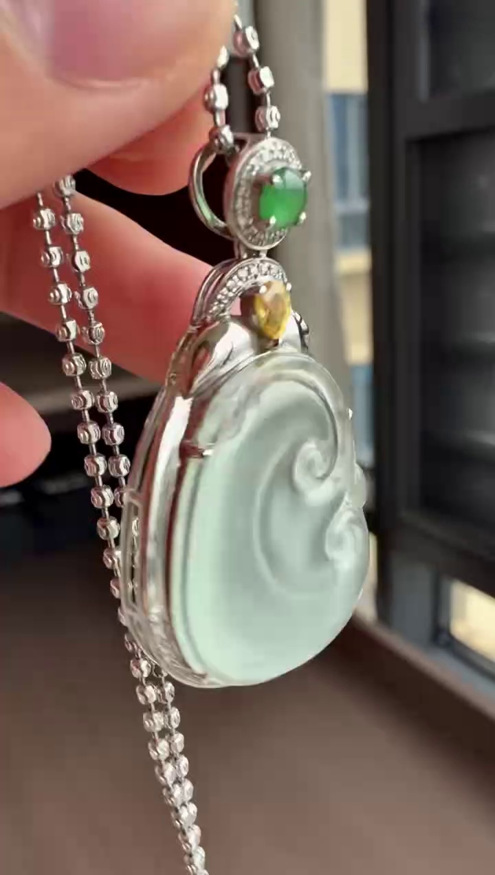 【如意】18K 金鑽石豪華鑲嵌冰種翡翠如意吊墜 39mm|冰透清爽・事事如意・輕奢優雅 6 【如意】18K 金鑽石豪華鑲嵌冰種翡翠如意吊墜 39mm|冰透清爽・事事如意・輕奢優雅 - Image 6
