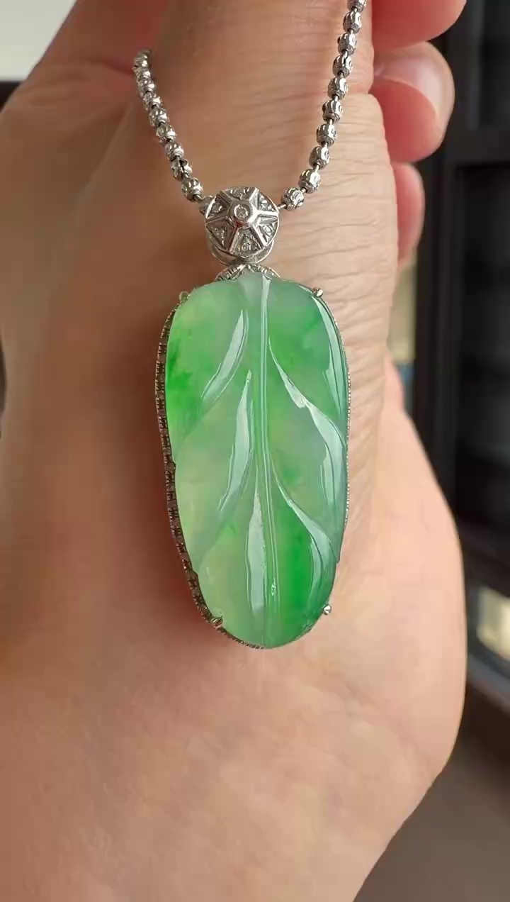 【葉子】18K 金豪華鑲嵌冰種飄綠花翡翠葉子吊墜 32mm|清新清爽・枝繁葉茂・輕奢優雅 1 【葉子】18K 金豪華鑲嵌冰種飄綠花翡翠葉子吊墜 32mm|清新清爽・枝繁葉茂・輕奢優雅