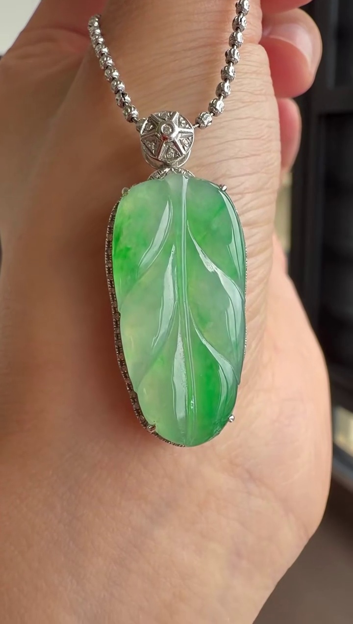 【葉子】18K 金豪華鑲嵌冰種飄綠花翡翠葉子吊墜 32mm|清新清爽・枝繁葉茂・輕奢優雅 2 【葉子】18K 金豪華鑲嵌冰種飄綠花翡翠葉子吊墜 32mm|清新清爽・枝繁葉茂・輕奢優雅 - Image 2