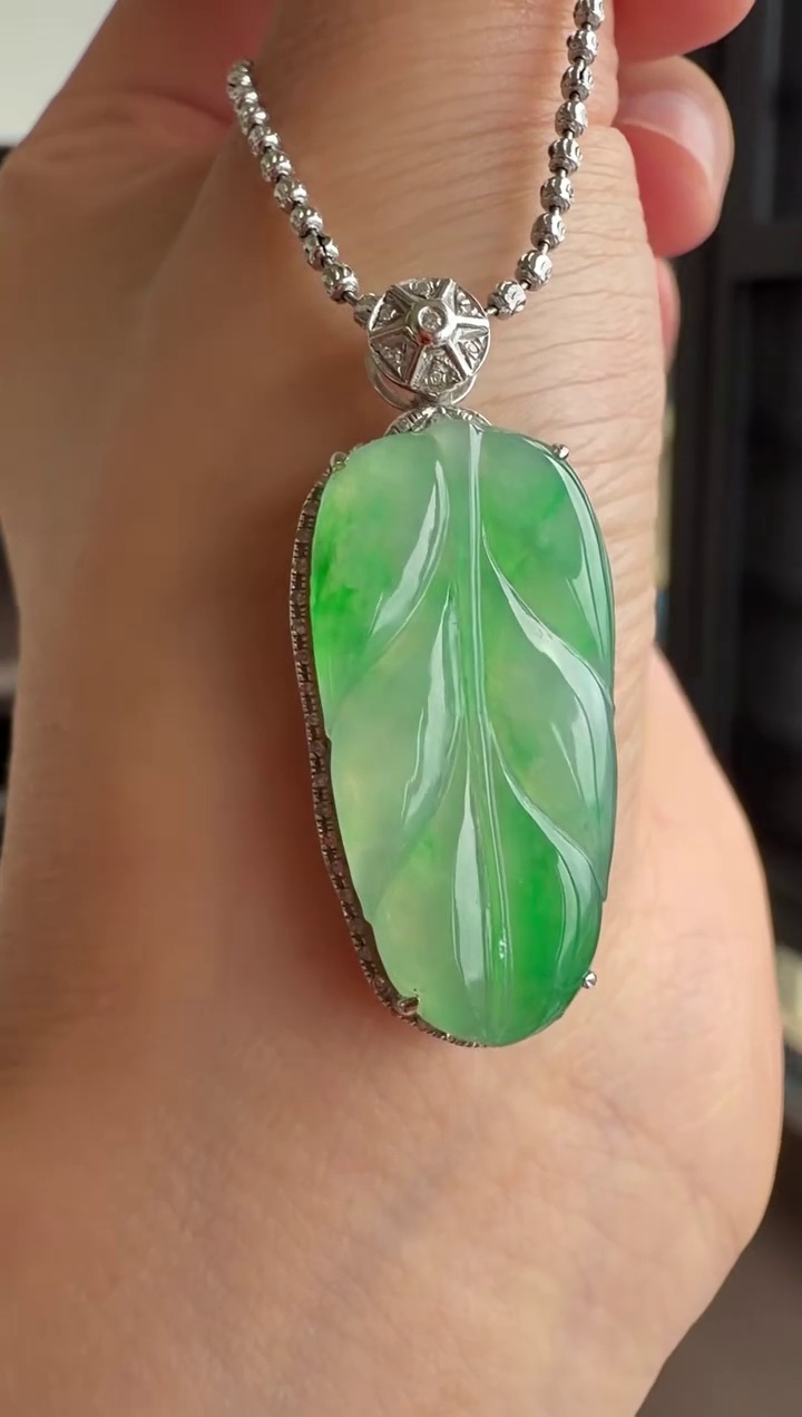 【葉子】18K 金豪華鑲嵌冰種飄綠花翡翠葉子吊墜 32mm|清新清爽・枝繁葉茂・輕奢優雅 3 【葉子】18K 金豪華鑲嵌冰種飄綠花翡翠葉子吊墜 32mm|清新清爽・枝繁葉茂・輕奢優雅 - Image 3
