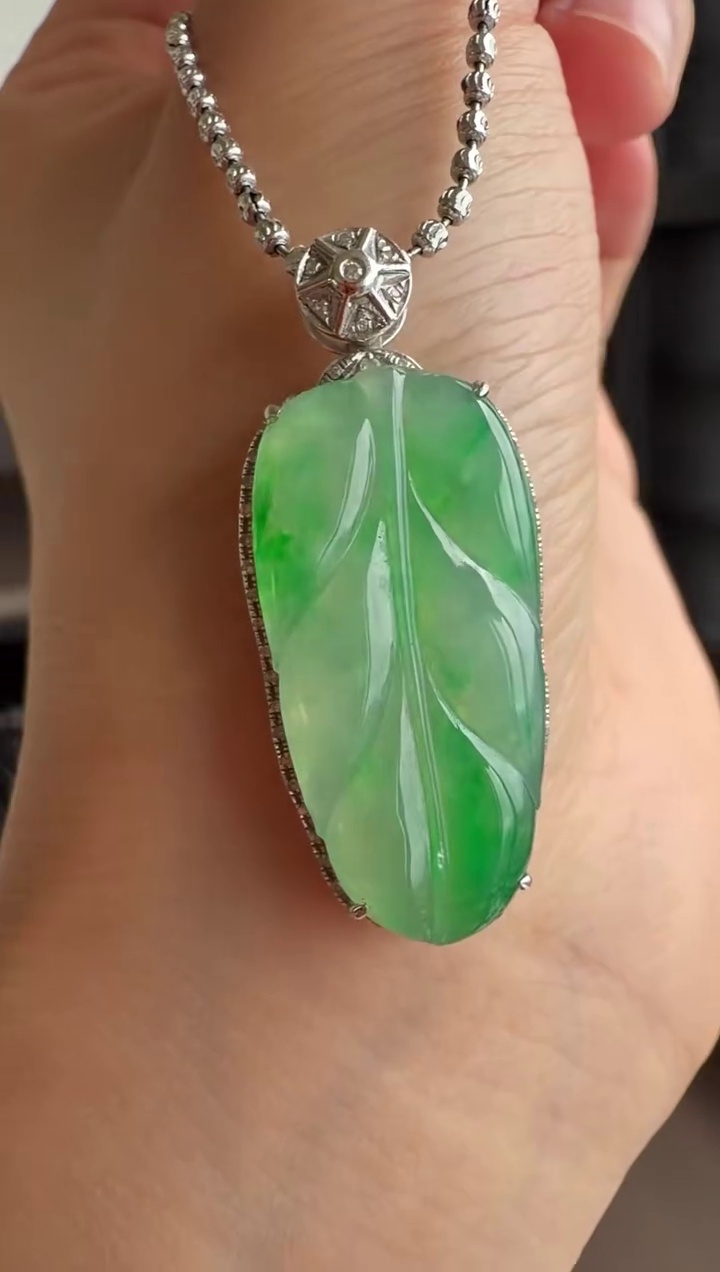 【葉子】18K 金豪華鑲嵌冰種飄綠花翡翠葉子吊墜 32mm|清新清爽・枝繁葉茂・輕奢優雅 4 【葉子】18K 金豪華鑲嵌冰種飄綠花翡翠葉子吊墜 32mm|清新清爽・枝繁葉茂・輕奢優雅 - Image 4