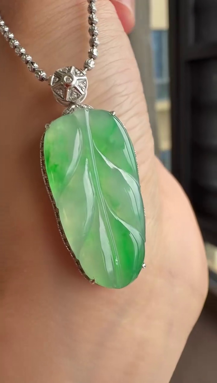 【葉子】18K 金豪華鑲嵌冰種飄綠花翡翠葉子吊墜 32mm|清新清爽・枝繁葉茂・輕奢優雅 5 【葉子】18K 金豪華鑲嵌冰種飄綠花翡翠葉子吊墜 32mm|清新清爽・枝繁葉茂・輕奢優雅 - Image 5