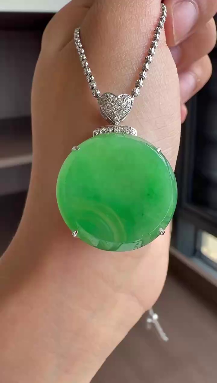 【無事牌】18K 金心形鑽石扣頭滿綠翡翠無事牌吊墜 |平平安安・滿綠翠色・奢華優雅 1 【無事牌】18K 金心形鑽石扣頭滿綠翡翠無事牌吊墜 |平平安安・滿綠翠色・奢華優雅