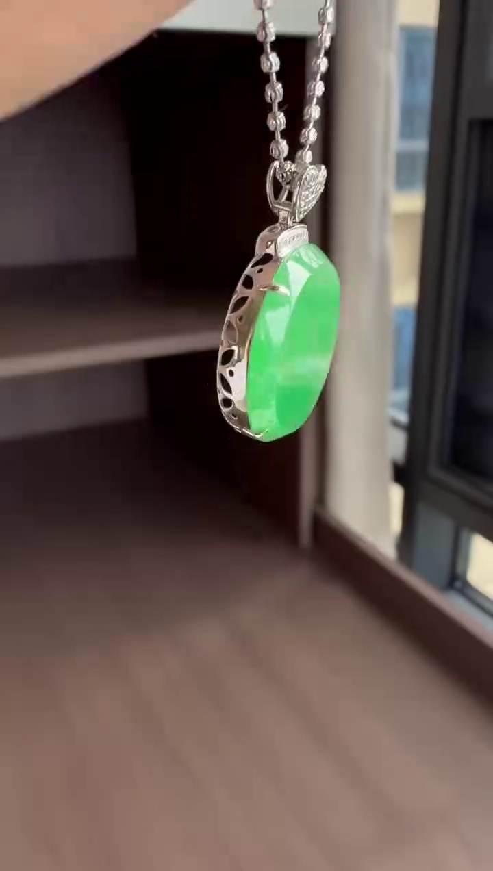 【無事牌】18K 金心形鑽石扣頭滿綠翡翠無事牌吊墜 |平平安安・滿綠翠色・奢華優雅 7 【無事牌】18K 金心形鑽石扣頭滿綠翡翠無事牌吊墜 |平平安安・滿綠翠色・奢華優雅 - Image 7